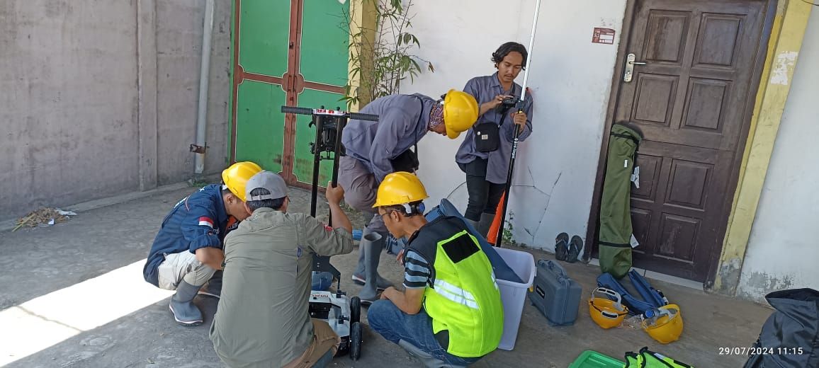 Tim GPR PT Prihaditama sedang melakukan persiapan survey GPR