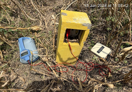 Transmitter Radiodetection dipasang di atas pipa terpendam untuk membaca kedalaman sebelum survei topografi.