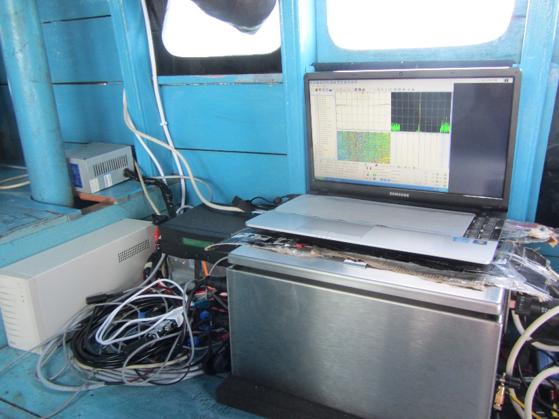 Akuisisi batimetri di atas kapal survei dengan echosounder Odom Hydrotrac II dan posisi DGPS.
