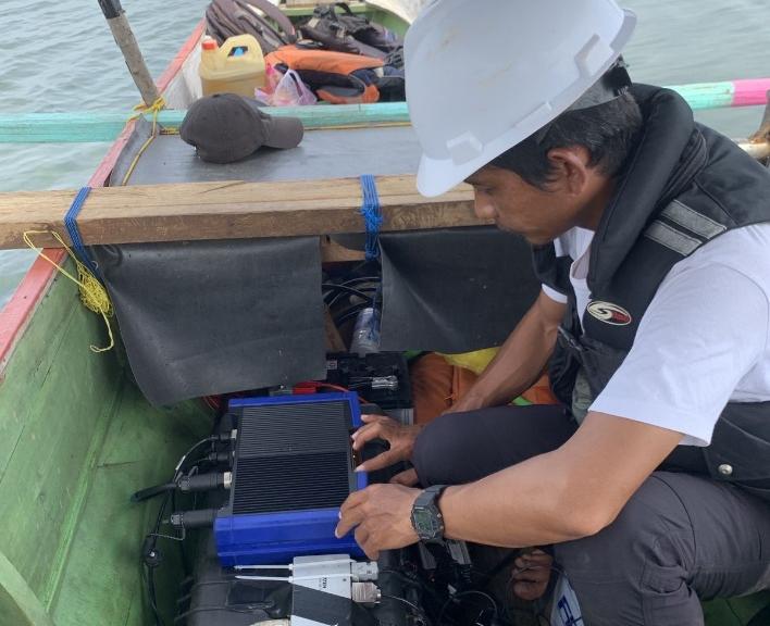 Echosounder singlebeam mengukur kedalaman dasar laut dari kapal survei untuk menilai kelayakan lokasi jetty.