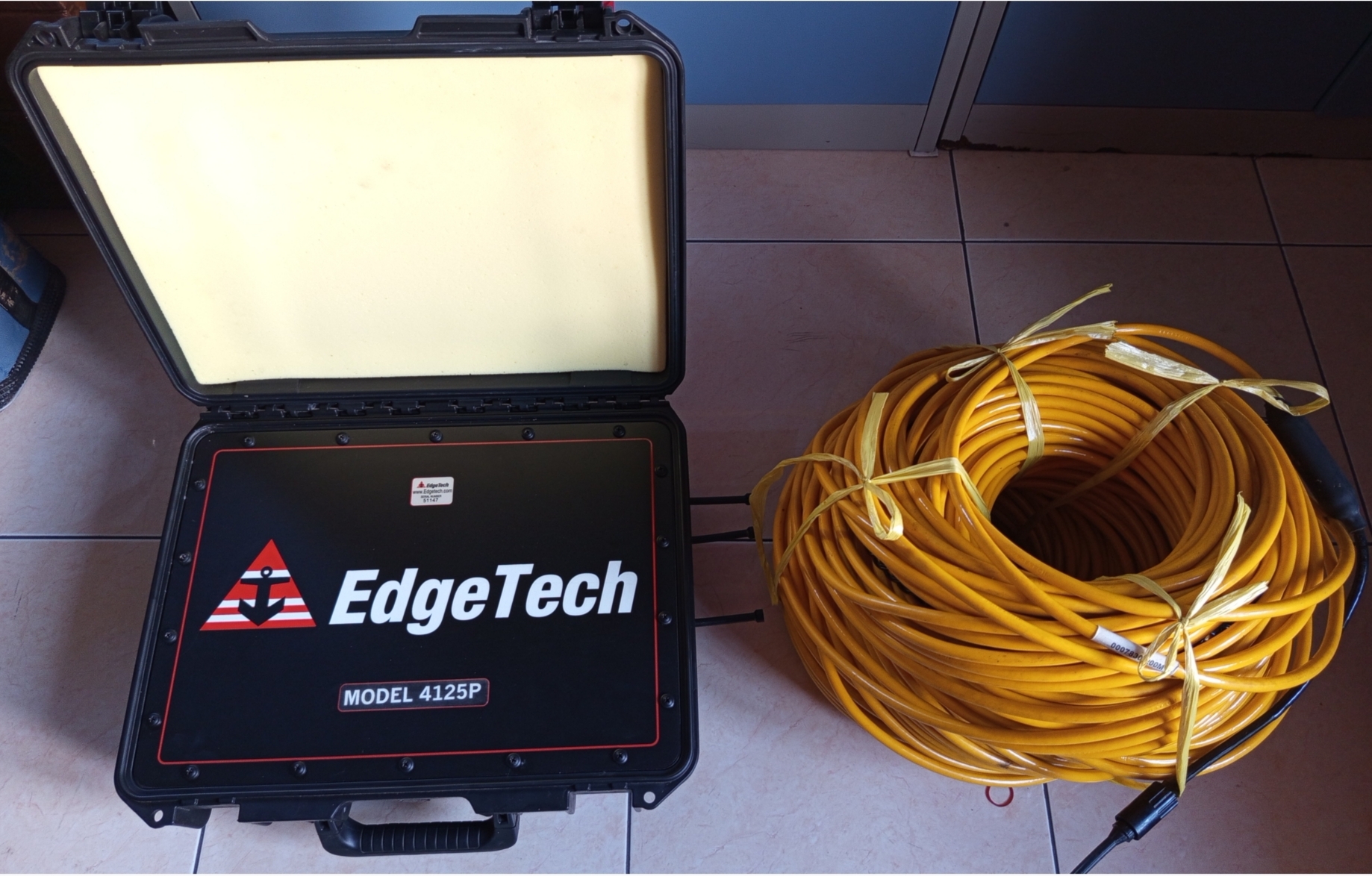 EdgeTech 4125 towfish dalam hardcase - Kesiapan mobilisasi lapangan tetap rapi dan aman.