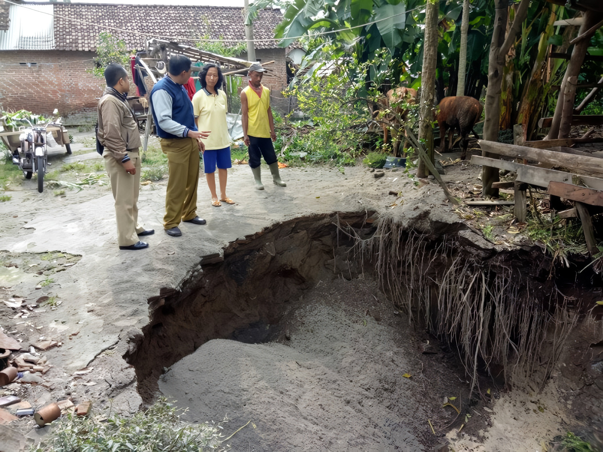 Ilustrasi Fenomena Sinkhole di Kediri, Jawa Timur (Sumber : Dinas Kominfo Jawa Timur)